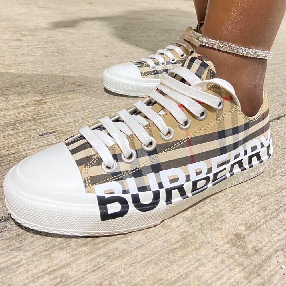 Burberry sneakers Size 8 fit like 7.5